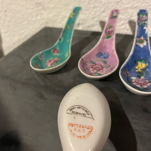 4 Vintage Porcelain Spoons - Picture 2 of 2